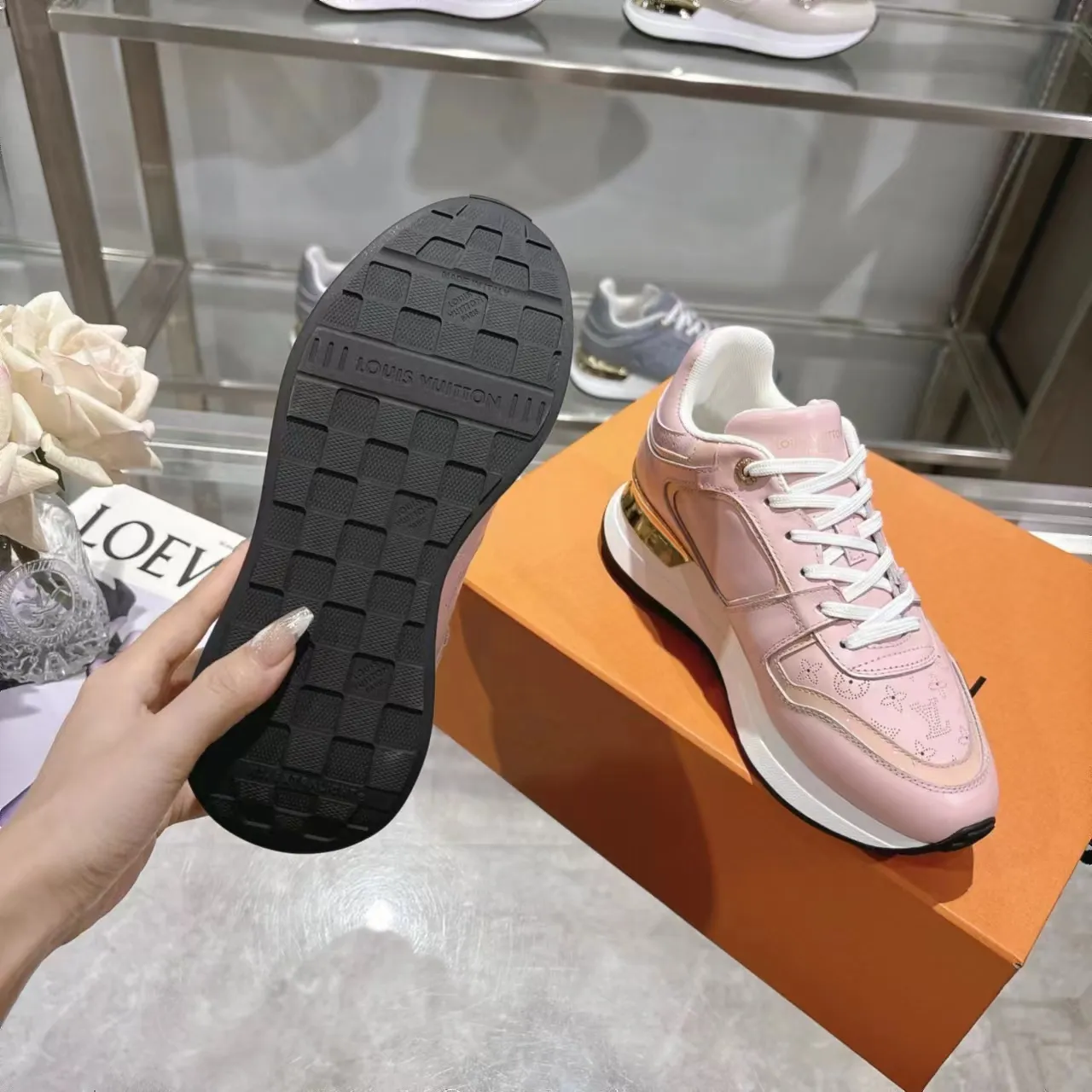 [L Family] P: 760💰Size 35-42 for women, 39-46 for men, (41.42 for women, 45.46 for men, customized) .LV Donkey Brand 🔥🔥LOUIS VUITTON Louis Vuitton's official website synchronizes the 2025 autumn and winter couple's models, which are now on the market, this Neo Run Away sneakers are inspired by running shoes, integrating LV's iconic must-have shoes into the trend. This version is a 1:1 replica of the original version. It is made of two-tone calfskin to highlight its simple lines and unique wedge outsole. Key details include the LV initials on the side and an engraved gold heel stabilizer on the back plus a 2cm hidden insole.